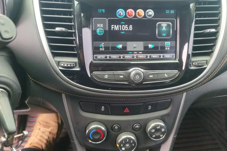 Used Chevrolet Trax 2018 330T Automatic Two-Wheel Drive Elite Model Audio And AC Panel