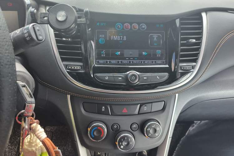 Used Chevrolet Trax 2018 330T Automatic Two-Wheel Drive Elite Model Audio And AC Panel