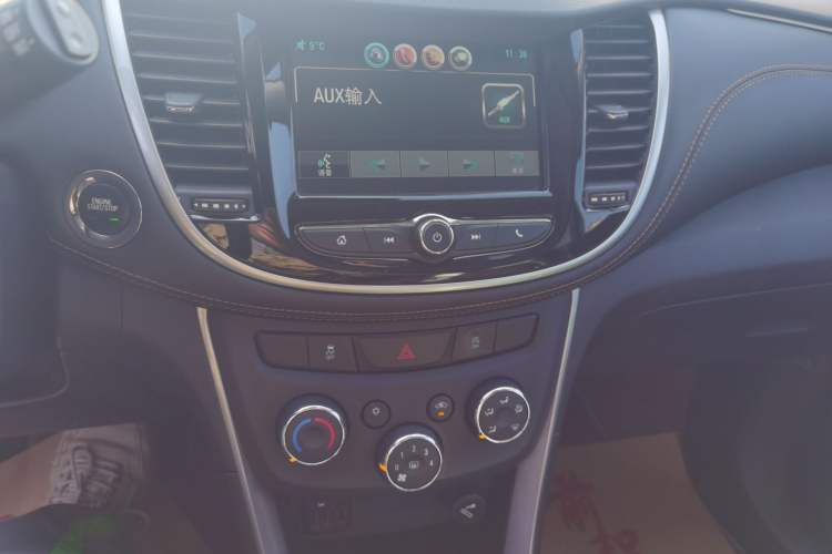 Used Chevrolet Trax 2018 330T Automatic Two-Wheel Drive Luxury Model Audio And AC Panel