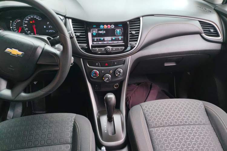 Used Chevrolet Trax 2018 330T Automatic Two-Wheel Drive Elite Model Audio And AC Panel