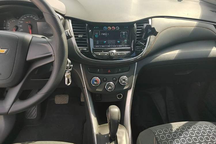 Used Chevrolet Trax 2018 330T Automatic Two-Wheel Drive Elite Model Audio And AC Panel
