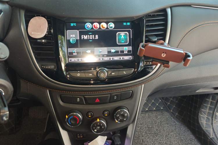 Used Chevrolet Trax 2018 330T Automatic Two-Wheel Drive Elite Model Audio And AC Panel