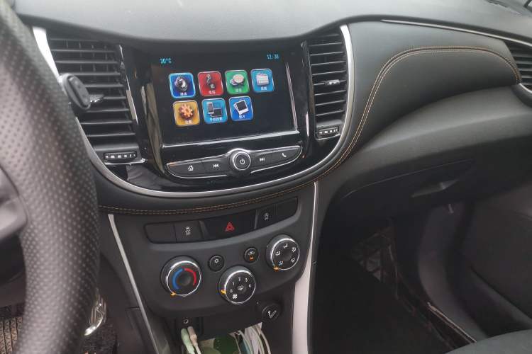 Used Chevrolet Trax 2018 330T Automatic Two-Wheel Drive Elite Model Audio And AC Panel