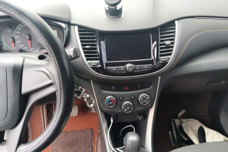 Used Chevrolet Trax 2018 330T Automatic Two-Wheel Drive Elite Model Audio And AC Panel