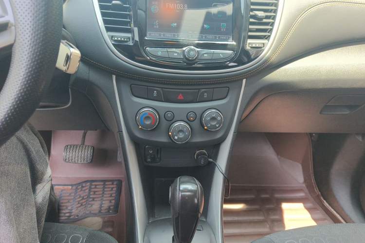 Used Chevrolet Trax 2018 330T Automatic Two-Wheel Drive Elite Model Audio And AC Panel