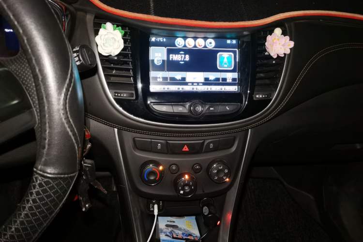 Used Chevrolet Trax 2018 330T Automatic Two-Wheel Drive Elite Model Audio And AC Panel