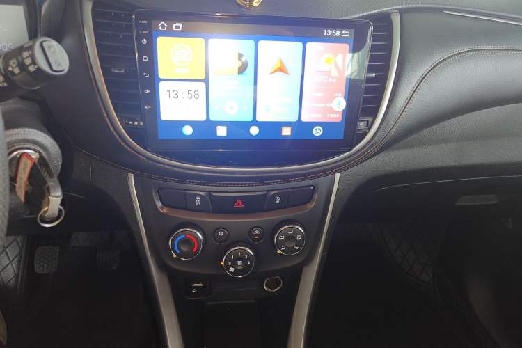 Used Chevrolet Trax 2018 330T Manual Transmission Two-Wheel Drive Comfort Version Audio And AC Panel