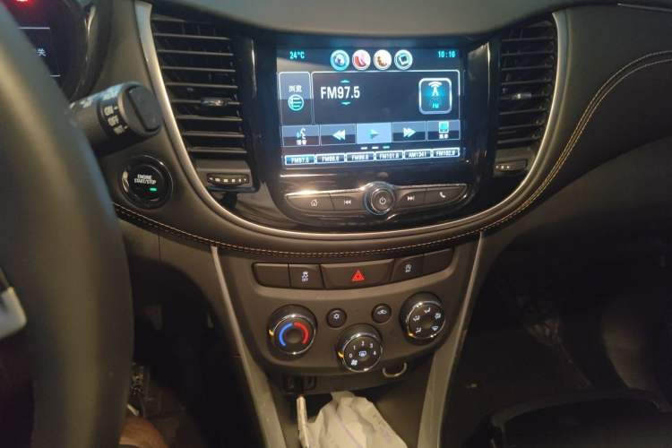 Used Chevrolet Trax 2018 330T Automatic Two-Wheel Drive Luxury Model Audio And AC Panel