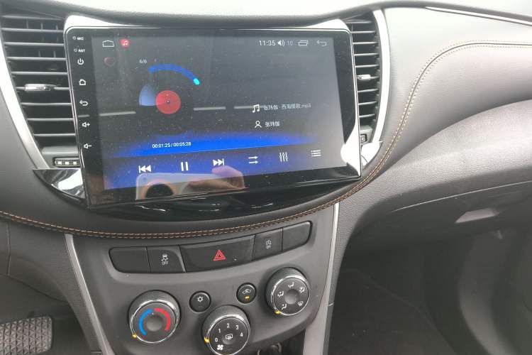 Used Chevrolet Trax 2018 330T Automatic Two-Wheel Drive Elite Model Audio And AC Panel