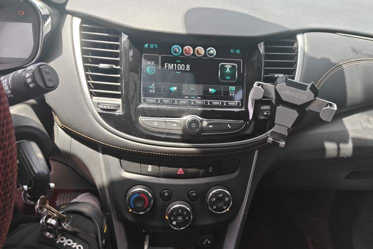 Used Chevrolet Trax 2018 330T Automatic Two-Wheel Drive Elite Model Audio And AC Panel