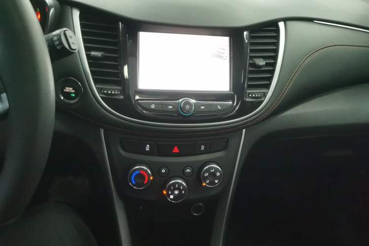 Used Chevrolet Trax 2018 330T Automatic Two-Wheel Drive Luxury Model Audio And AC Panel