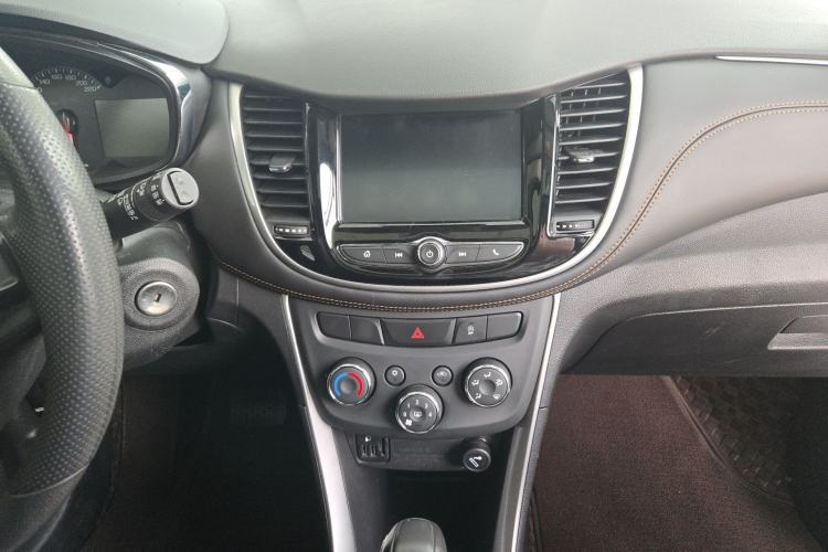 Used Chevrolet Trax 2018 330T Automatic Two-Wheel Drive Elite Model Audio And AC Panel