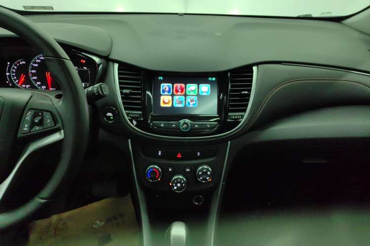 Used Chevrolet Trax 2018 330T Automatic Two-Wheel Drive Luxury Model Audio And AC Panel