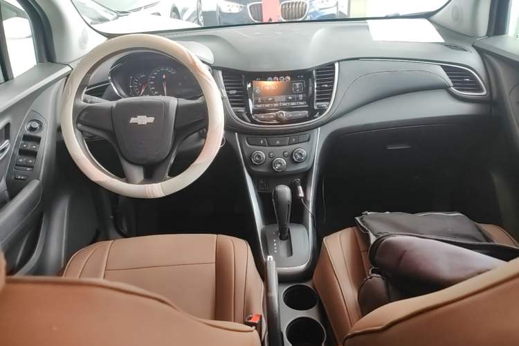 Used Chevrolet Trax 2018 330T Automatic Two-Wheel Drive Elite Model Center Console