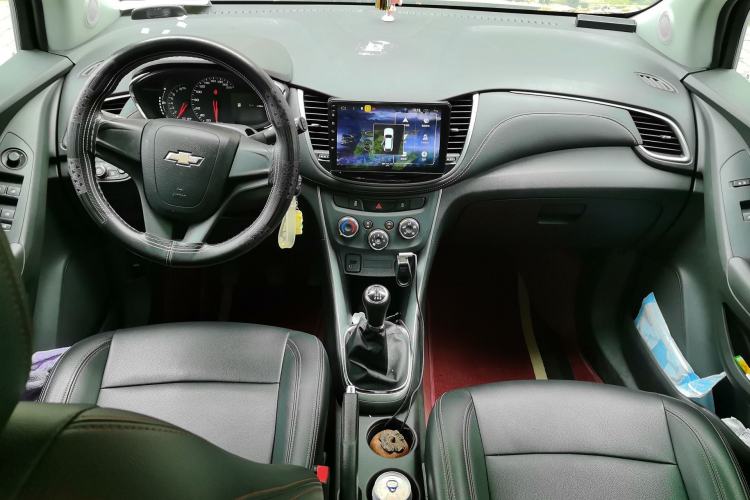 Used Chevrolet Trax 2018 330T Manual Transmission Two-Wheel Drive Comfort Version Center Console