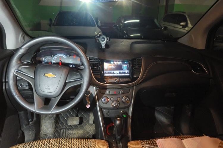 Used Chevrolet Trax 2018 330T Automatic Two-Wheel Drive Elite Model Center Console