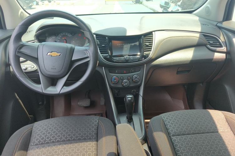 Used Chevrolet Trax 2018 330T Automatic Two-Wheel Drive Elite Model Center Console