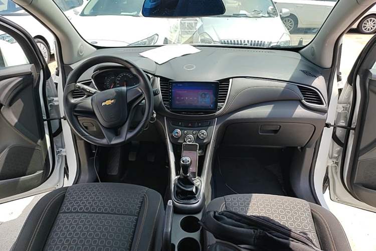 Used Chevrolet Trax 2018 330T Manual Transmission Two-Wheel Drive Comfort Version Center Console