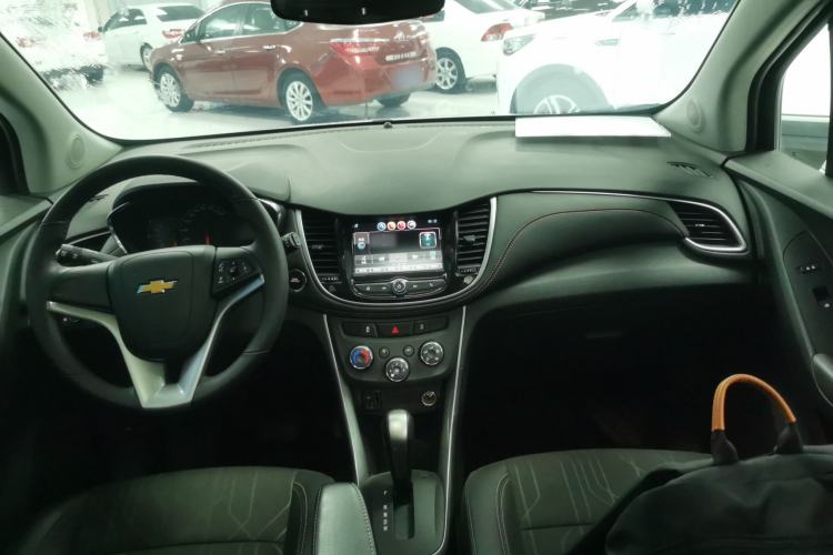 Used Chevrolet Trax 2018 330T Automatic Two-Wheel Drive Luxury Model Center Console