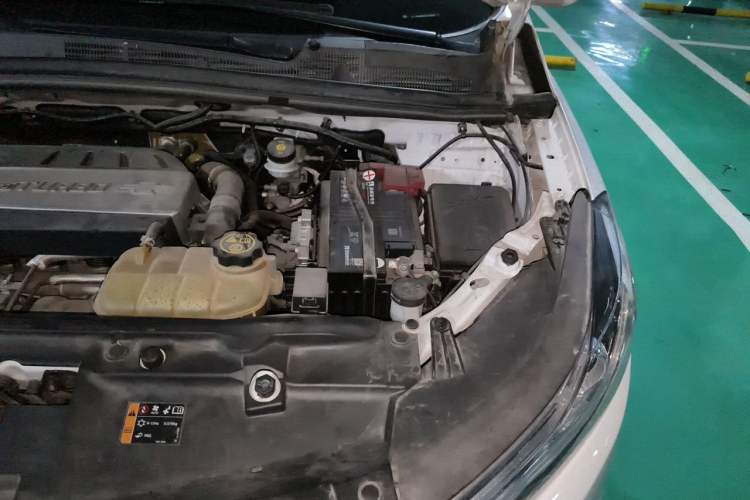 Used Chevrolet Trax 2018 330T Automatic Two-Wheel Drive Luxury Model Engine Bay Left