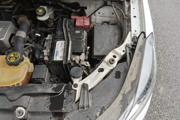 Used Chevrolet Trax 2018 330T Automatic Two-Wheel Drive Elite Model Engine Bay Left