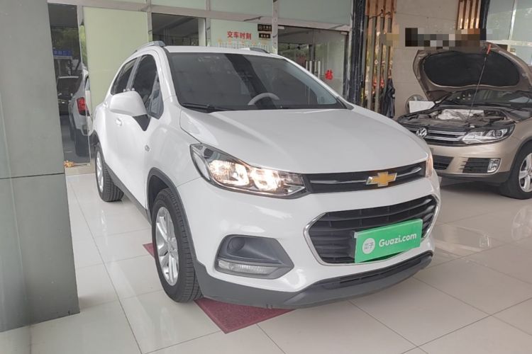 Used Chevrolet Trax 2018 330T Automatic Two-Wheel Drive Elite Model Front Right 45 Deg