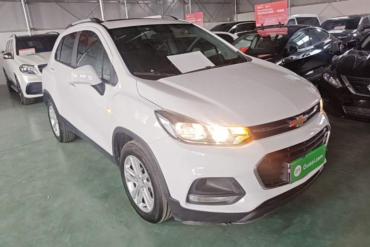Used Chevrolet Trax 2018 330T Automatic Two-Wheel Drive Elite Model Front Right 45 Deg