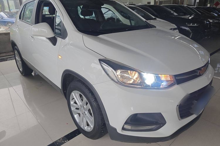 Used Chevrolet Trax 2018 330T Manual Transmission Two-Wheel Drive Comfort Version Front Right 45 Deg