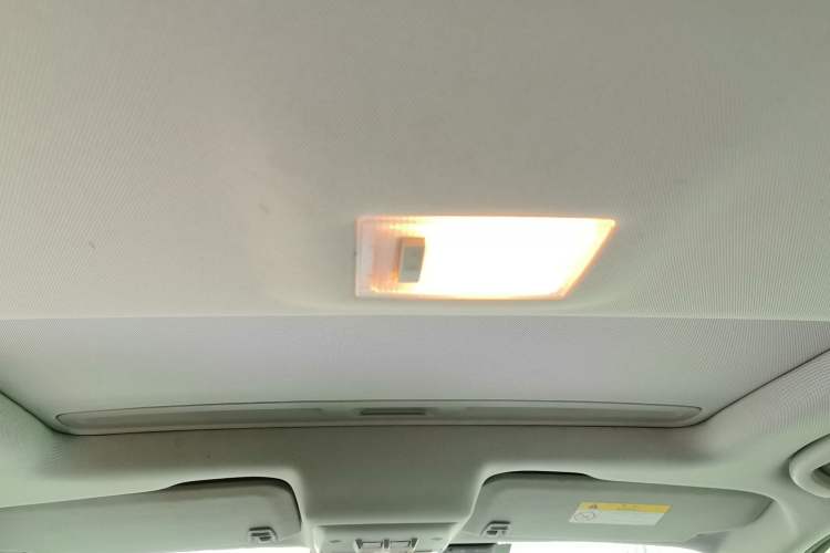 Used Chevrolet Trax 2018 330T Manual Transmission Two-Wheel Drive Comfort Version Headliner