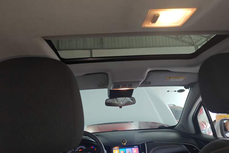 Used Chevrolet Trax 2018 330T Manual Transmission Two-Wheel Drive Comfort Version Headliner