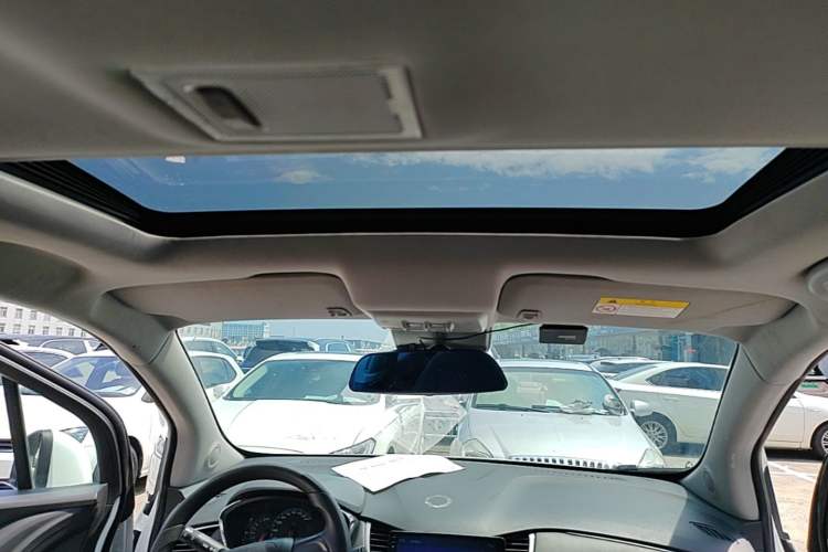 Used Chevrolet Trax 2018 330T Manual Transmission Two-Wheel Drive Comfort Version Headliner
