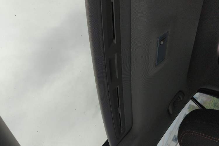 Used Chevrolet Trax 2018 330T Automatic Two-Wheel Drive Elite Model Headliner