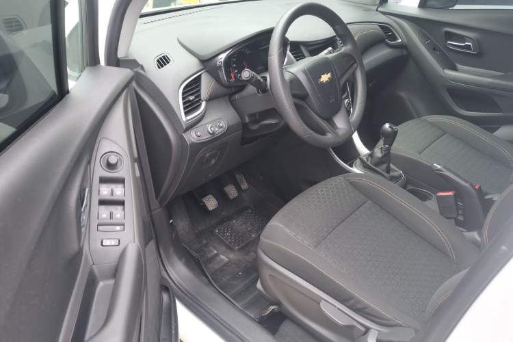 Used Chevrolet Trax 2018 330T Manual Transmission Two-Wheel Drive Comfort Version Interior 2