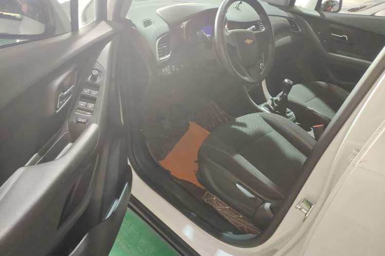 Used Chevrolet Trax 2018 330T Manual Transmission Two-Wheel Drive Comfort Version Interior 2