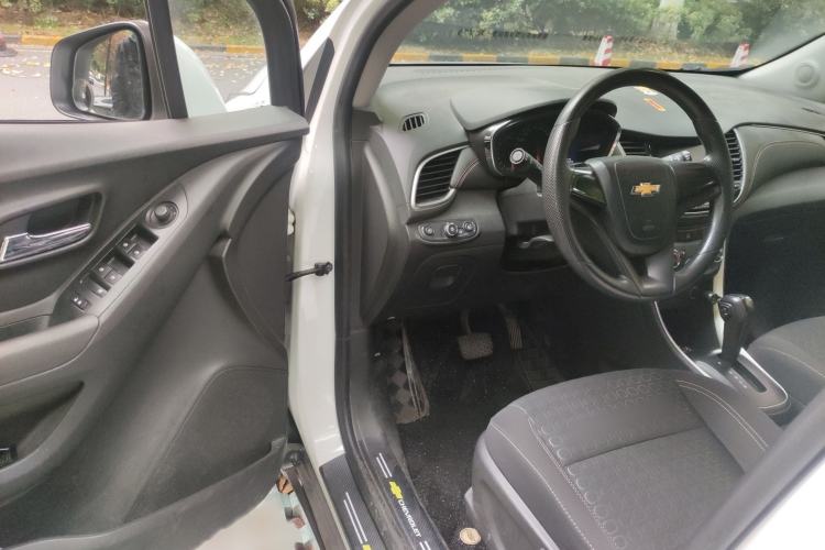 Used Chevrolet Trax 2018 330T Automatic Two-Wheel Drive Elite Model Interior 3