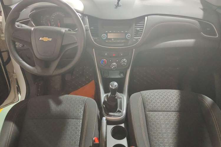 Used Chevrolet Trax 2018 330T Manual Transmission Two-Wheel Drive Comfort Version Interior 3