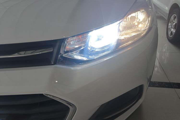 Used Chevrolet Trax 2018 330T Manual Transmission Two-Wheel Drive Comfort Version Left Front Headlight
