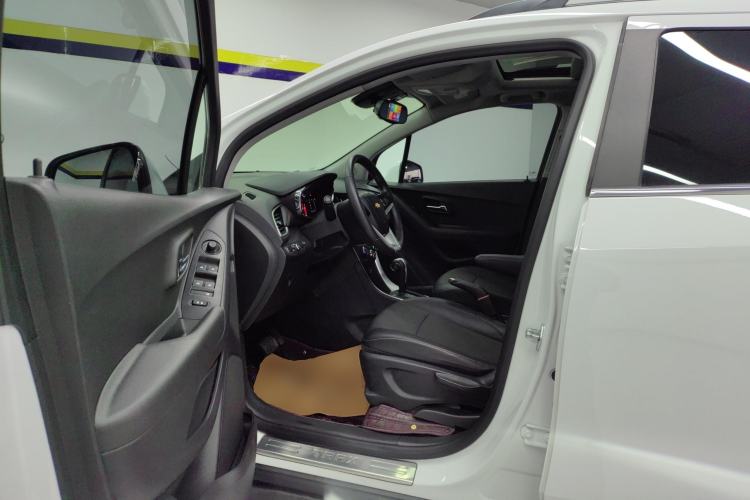 Used Chevrolet Trax 2018 330T Automatic Two-Wheel Drive Luxury Model Left Front Seat