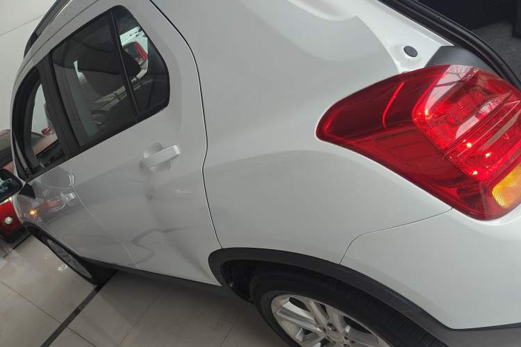 Used Chevrolet Trax 2018 330T Manual Transmission Two-Wheel Drive Comfort Version Left Side