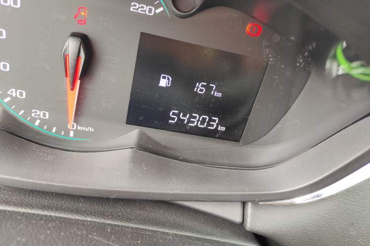 Used Chevrolet Trax 2018 330T Manual Transmission Two-Wheel Drive Comfort Version Odometer Close Up