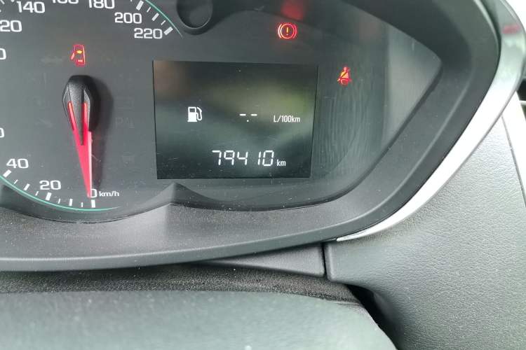 Used Chevrolet Trax 2018 330T Manual Transmission Two-Wheel Drive Comfort Version Odometer Close Up