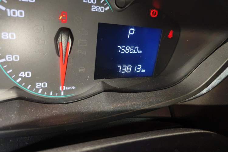 Used Chevrolet Trax 2018 330T Automatic Two-Wheel Drive Elite Model Odometer Close Up