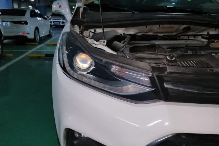 Used Chevrolet Trax 2018 330T Automatic Two-Wheel Drive Luxury Model Right Front Headlight