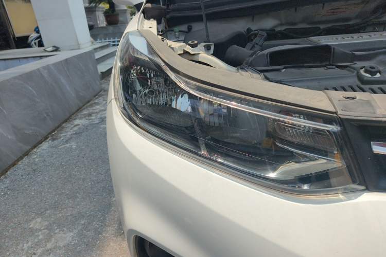 Used Chevrolet Trax 2018 330T Automatic Two-Wheel Drive Elite Model Right Front Headlight