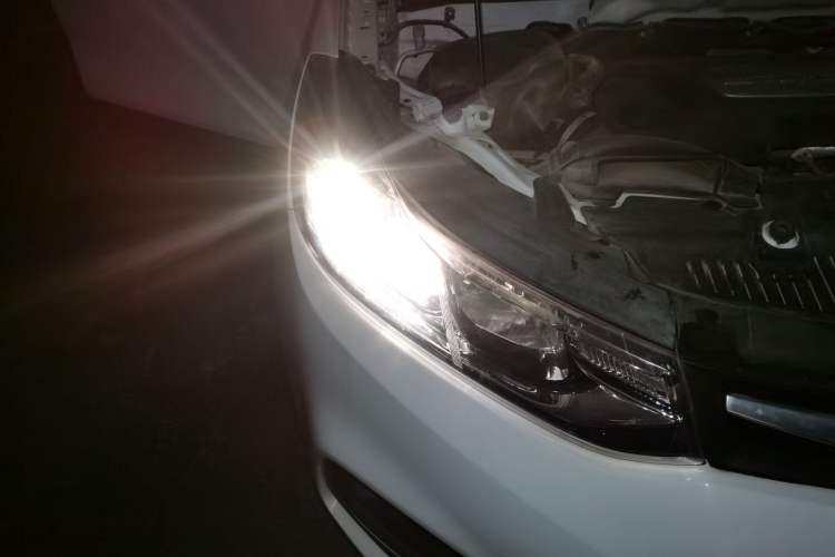 Used Chevrolet Trax 2018 330T Automatic Two-Wheel Drive Elite Model Right Front Headlight