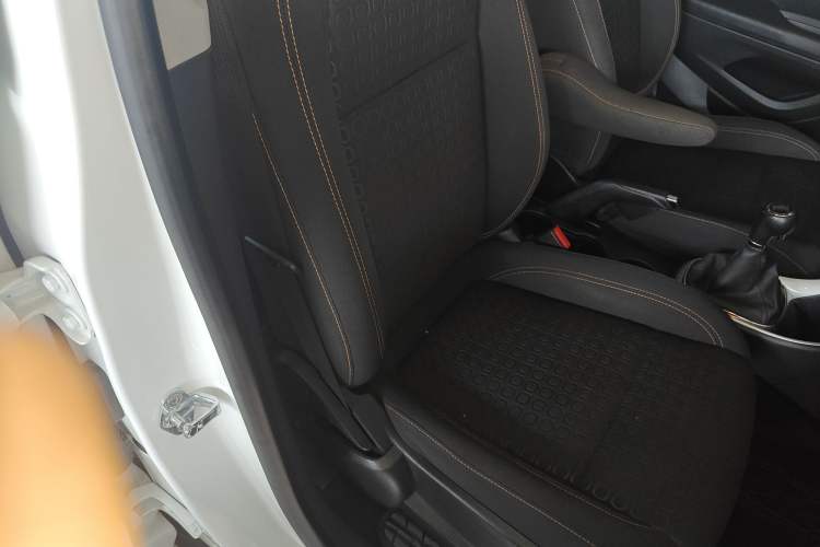 Used Chevrolet Trax 2018 330T Manual Transmission Two-Wheel Drive Comfort Version Right Front Seat