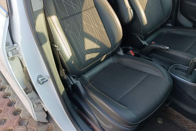 Used Chevrolet Trax 2018 330T Automatic Two-Wheel Drive Luxury Model Right Front Seat