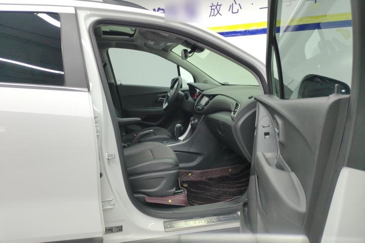 Used Chevrolet Trax 2018 330T Automatic Two-Wheel Drive Luxury Model Right Front Seat