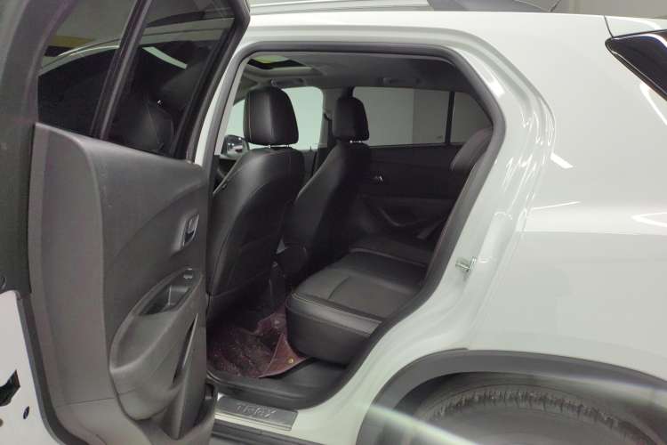 Used Chevrolet Trax 2018 330T Automatic Two-Wheel Drive Luxury Model Right Rear Seat