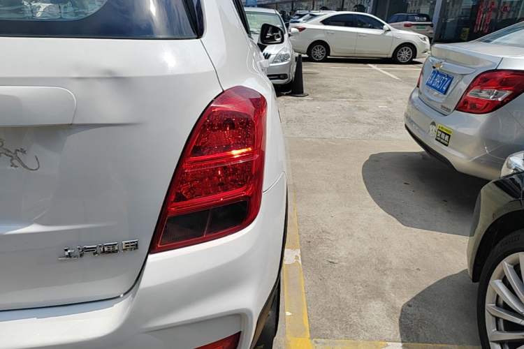 Used Chevrolet Trax 2018 330T Manual Transmission Two-Wheel Drive Comfort Version Right Rear Taillight